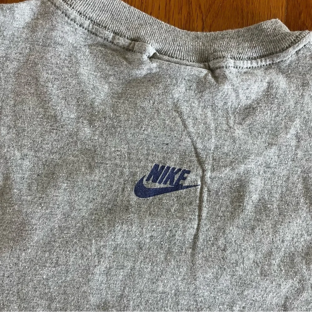 Vintage NIKE Men's Heather Gray Tee Shirt with Yellow and blue Accents Sz XL TG